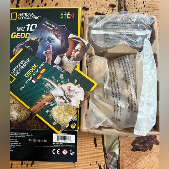 NATIONAL GEOGRAPHIC Break Open 10 Premium Geodes - Picture 3 of 4